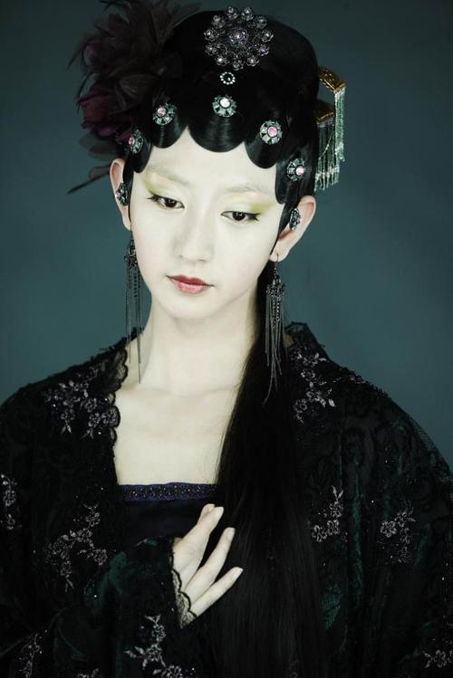 新版红楼梦 唐一菲饰秦可卿 秦可卿本是被弃于养生堂的孤儿,她从抱养