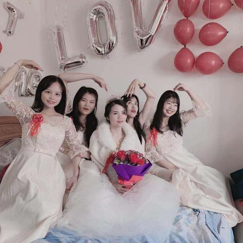 新娘与伴娘的合照