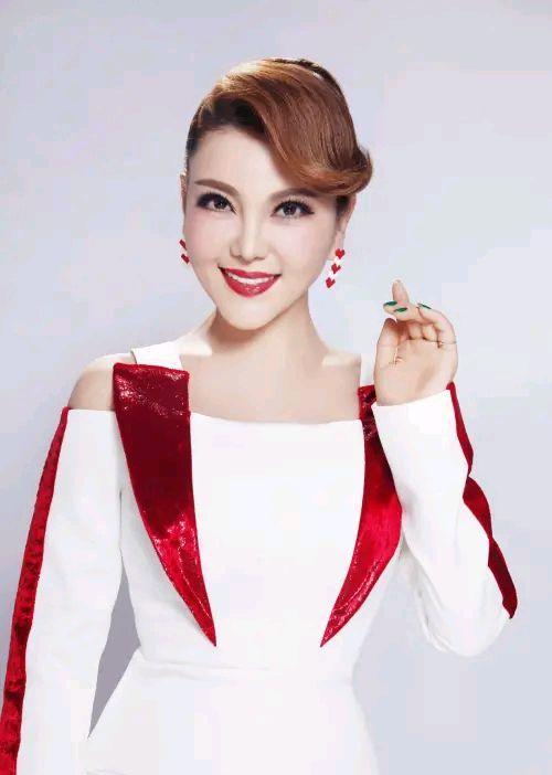 内蒙古"第一美女歌手"乌兰图雅,肤白貌美气质高雅