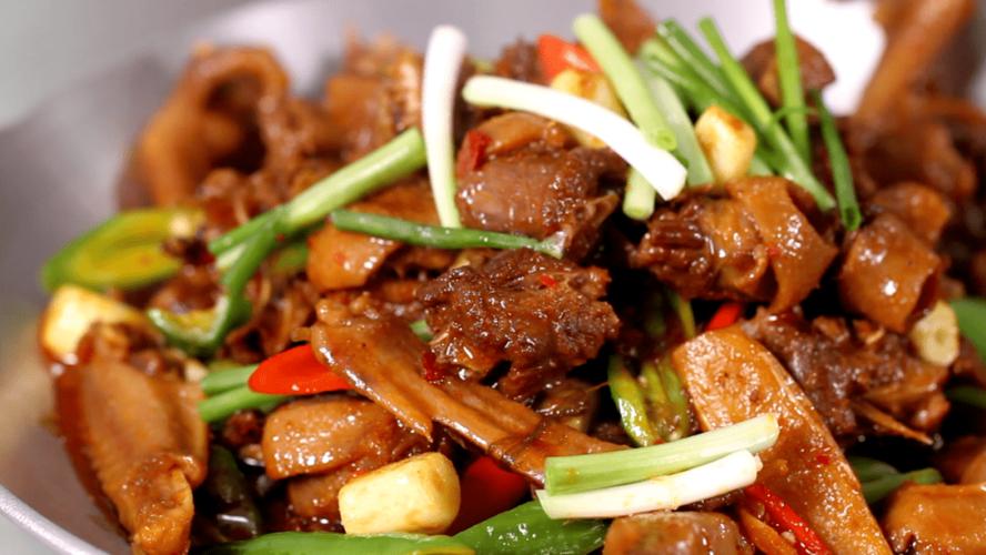 鲜香美味的特色茶油干锅鸭这道菜客人桌桌必点