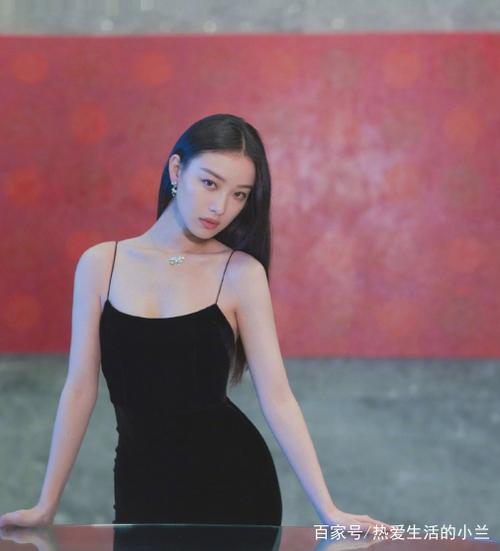 倪妮:身穿修身吊带黑裙,性感优雅风情万种