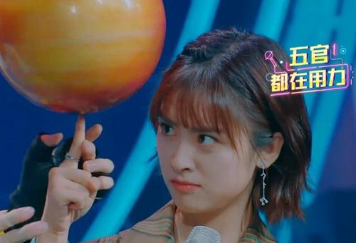 沈月录节目被男生拉手,看清正脸后,这是"低配版蔡徐坤