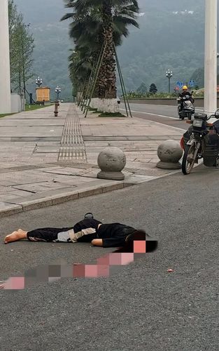 宜宾:送快餐男子骑电瓶车与公交车相撞:当场死亡|车祸_网易订阅