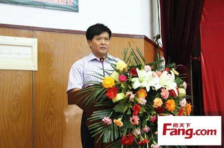 在金秋助学捐助仪式上,河南诚城集团董事长邓志军作为企业家代表发表