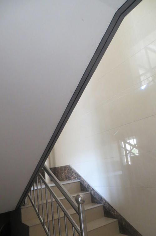 楼梯间滴水线顺直,交圈1#,2#楼首层庭院环境优美屋面泛水细部屋面出