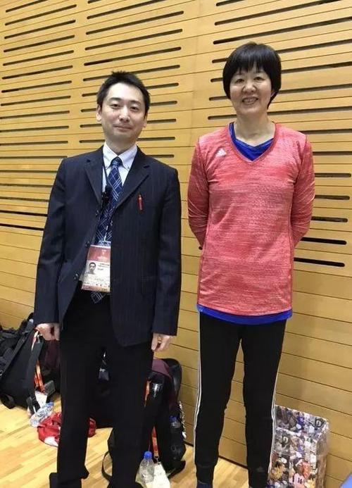 再看看这位日本男球迷与郎平合影时那份写在脸上,崩在身子里的紧张