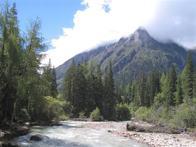地势险要但路况良好,路过映秀,汶川,茂县叠溪海子(地震湖),松潘古城