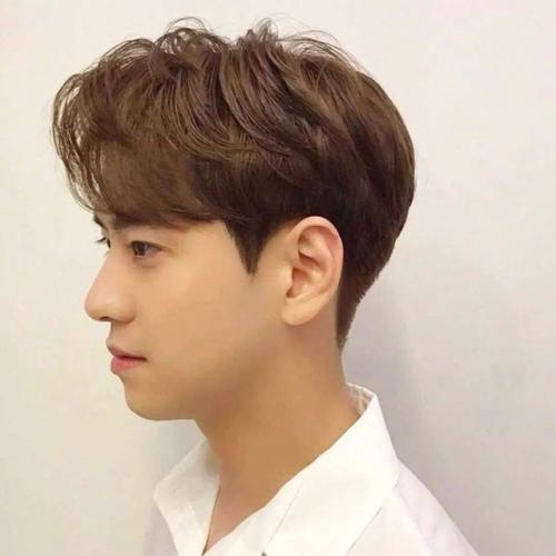 适合:圆脸,方脸,长脸,瓜子脸2纹理烫发际线高,发量少都不怕发顶做