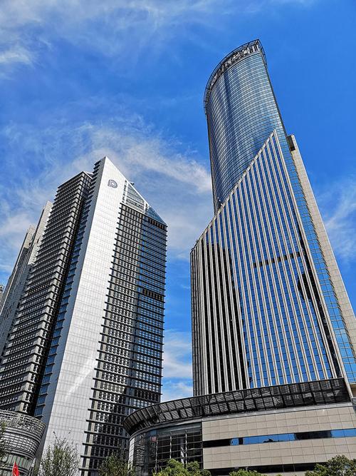 上海浦东陆家嘴中银大厦及太平洋保险公司,气势恢宏.(东方ic/图)