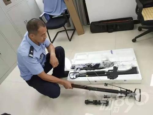 接到市民报警后, 民警快速出击,很 快找到购买"弓弩"的程某,李某,许