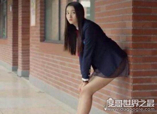 关晓彤的胸比基尼照片,平胸胯宽只剩一双大长腿(2)