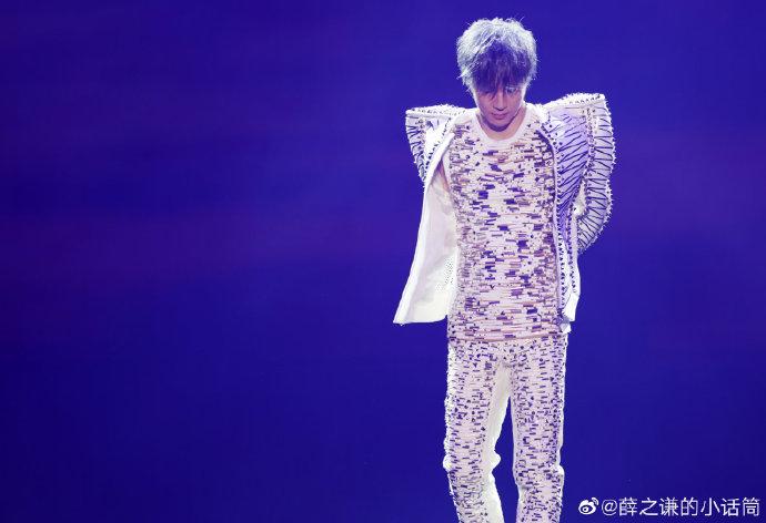 薛之谦演唱会限定蓝发#老薛@薛之谦的蓝发造型为演唱会安排上了帅气