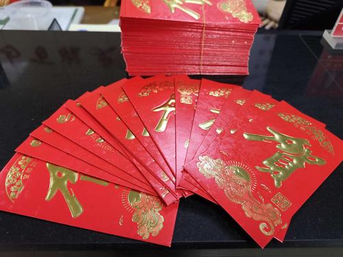 红红火火的灯笼和一大堆的红包,这是要做什么呢?