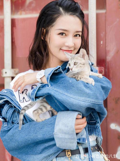 小花李沁白皙挺拔的性感大长腿和宅男女神angelababy有一拼