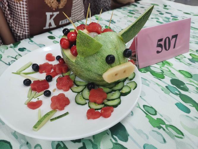 《向日葵》;有猕猴桃,黄瓜,西瓜,脐橙,哈密瓜制作的《多彩萌猪》;有