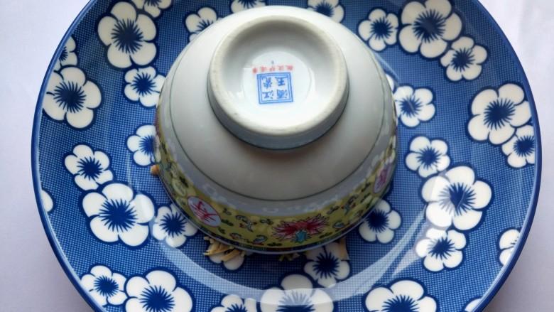 快手正餐扣三丝,把碗倒扣在盘中.
