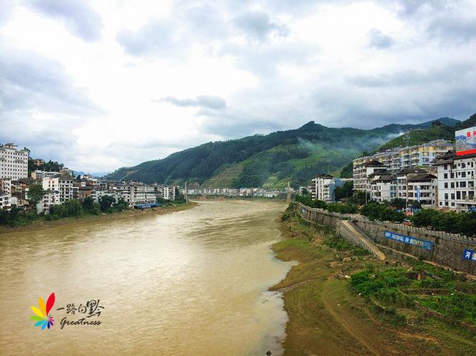 从江县城,规模中等,沿江而建,如果不是这次来,想必真的不会想到自己回