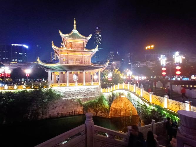 甲秀楼是贵阳市标志性建筑,始建于明万历26年公元1598年,坐落在南明