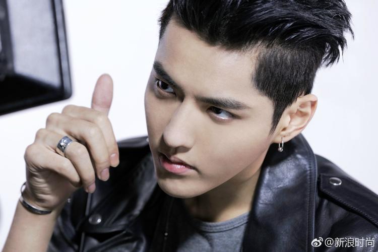 [吴亦凡][新闻]170309 前方露肉预警:吴亦凡代言广告大片公开,着背心
