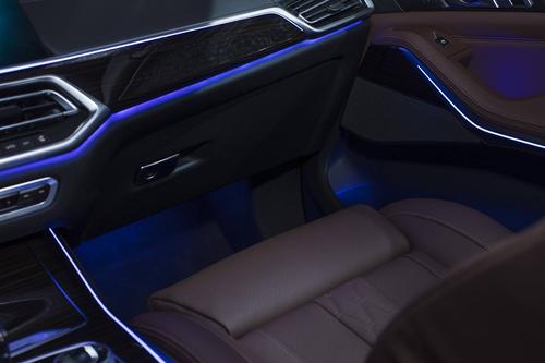 而迎宾光毯,智能感应环境氛围灯以及星空全景天窗也为驾乘带来梦幻的