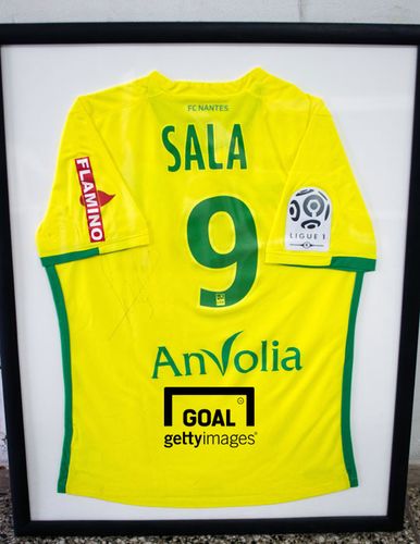 南特俱乐部退役9号球衣 纪念前球队射手萨拉_国际足球