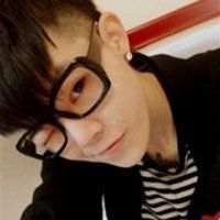 超酷范儿戴眼镜的男生qq头像