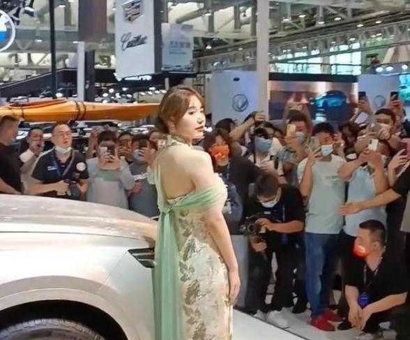 蓝衣战神一栗莎子颜值大翻车,线下真实身材揭露,被嘲像大妈