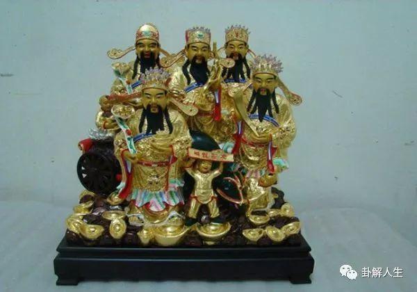 首先摆放的是中路武财神赵公明,找到那个左手拿着"招财进宝",右手拿着