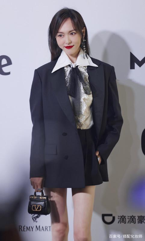 难得见到唐嫣,涂着大红唇配上西装装扮,又酷又有女人