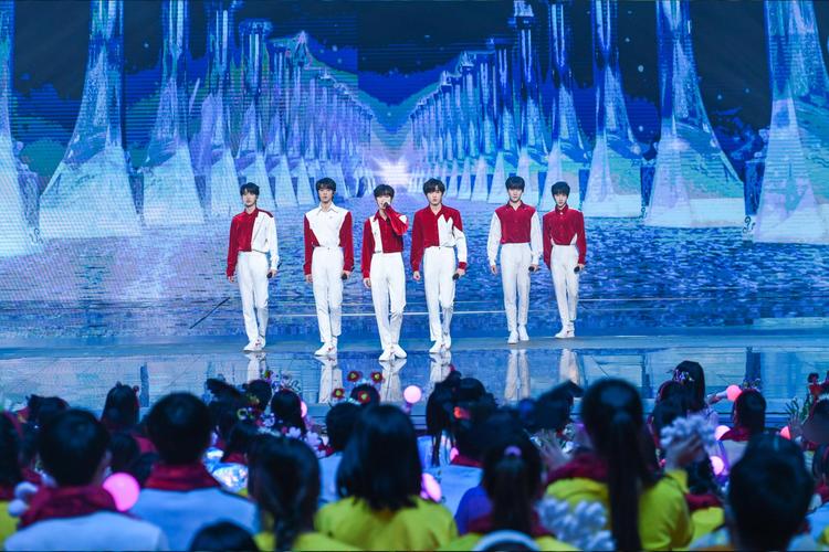 2022北京台春晚时代少年团蔡徐坤带来歌舞表演