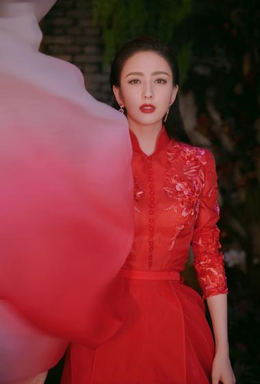 佟丽娅元宵节红色礼服性感写真(6张)