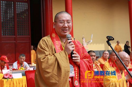武进区佛教协会会长,宝林寺方丈慧闻法师代表武进区佛协致辞