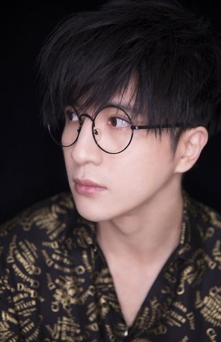 薛之谦干净帅气写真图片 (1/9)