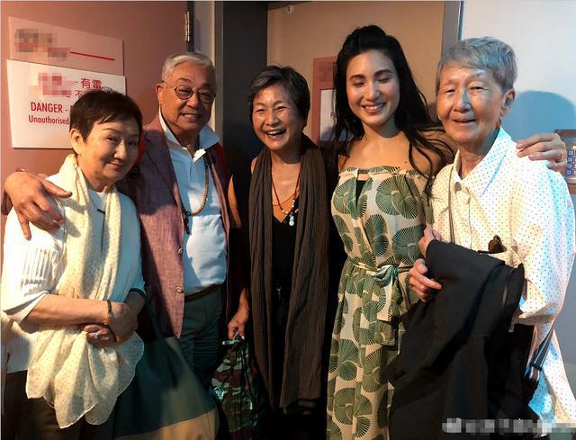 72岁郑佩佩女儿近照,与母亲彷如一个模样,却不及她年轻时风采!