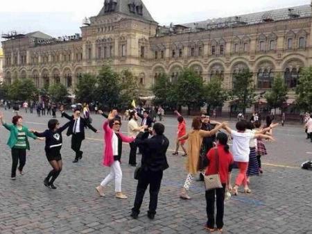 中国大妈广场舞亮相各国标志性景点(组图)