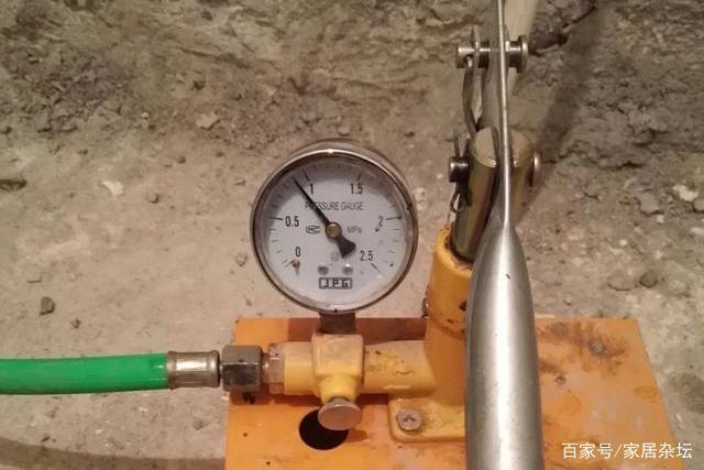 ①,塑料给水管道的系统应该在试验压力下稳压一个小时.