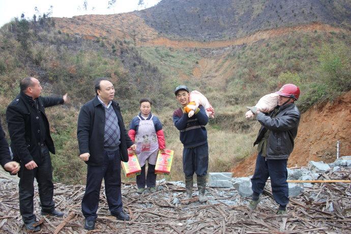 黎平县委书记杨俊慰问不回乡过年的百名造林民工
