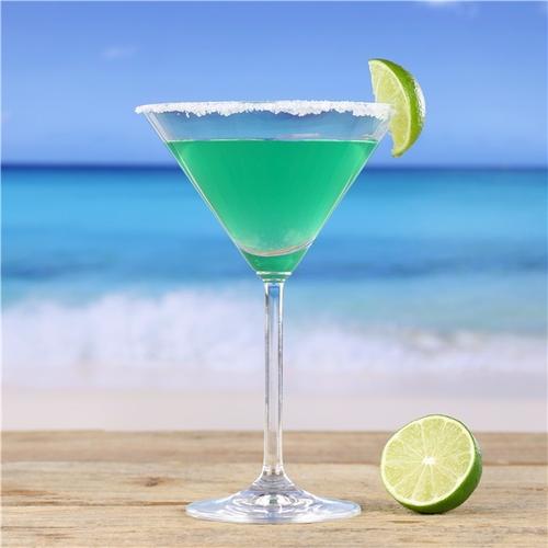 6,吉普森   吉普森有着相当辛辣的口感,可以说是比较烈又辛辣的鸡尾酒