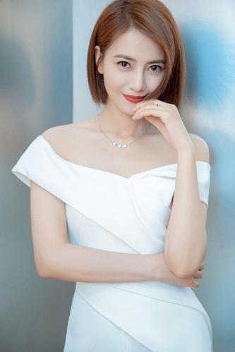 被高圆圆的写真美到了棕色头发配白色露肩裙尽显女神范儿