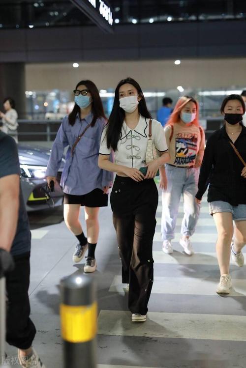 蝴蝶结纽扣造型别致  2021年7月1日,上海,孟子义 现身机场