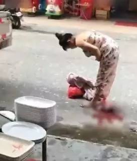惊呆!女子大街上站着生娃,羊水撒了一地……事后竟淡定拎菜回家!
