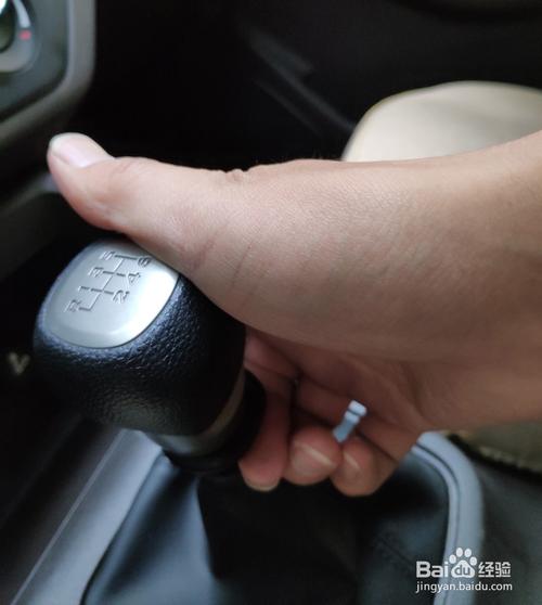 五菱宏光s怎么挂倒档