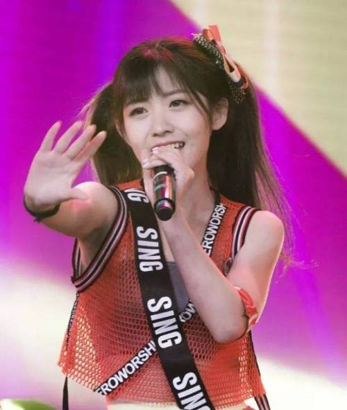 脸型比较像吧,不过相比起来邱淑贞更精致,赖美云更甜美,各有各的特色.