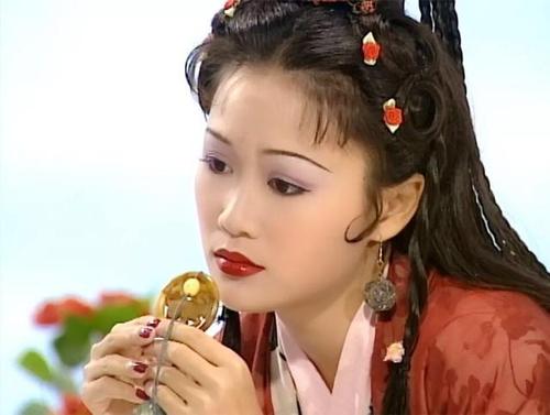 梁小冰真不愧是"古装皇后",一颦一笑尽显倾城,比朱茵美太多!