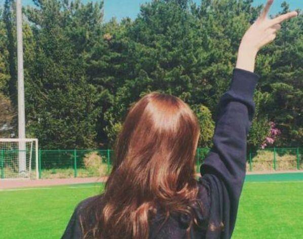 心理测试:4个背影,你觉得谁是真开心?测你是女神还是女汉子