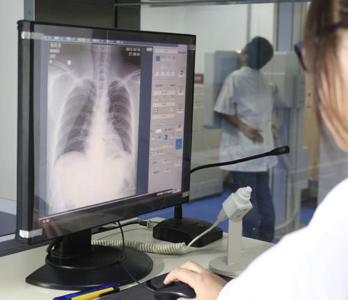 上海西郊骨科医院的医生为易政勇进行胸透.