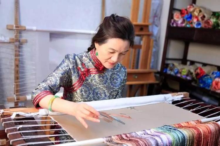 她是苏绣女神一双妙手就足以颠倒众生