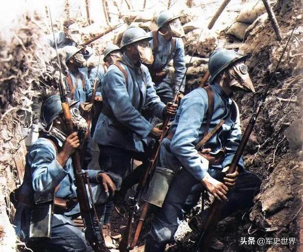 1916年,在战壕内佩戴防毒面具摆造型配合记者拍照的1名德国士兵.