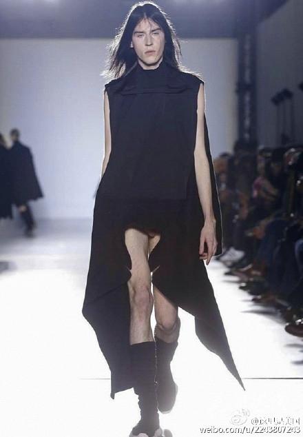 露乳不够这次露铅笔 遛鸟装 美国设计师rickowens 美国设计师遛鸟装