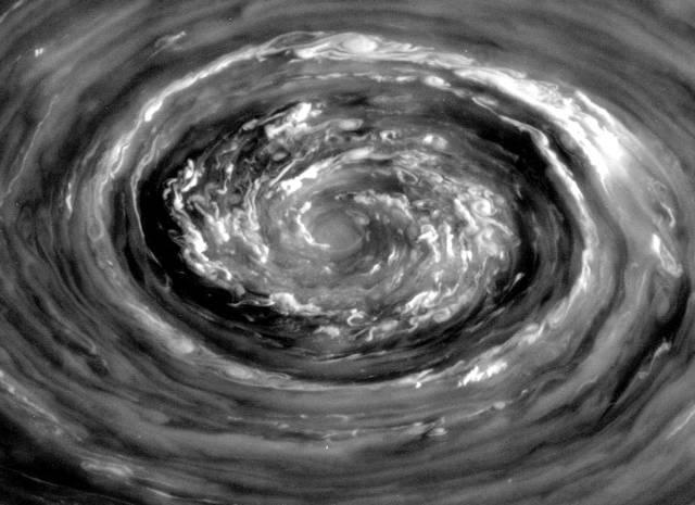 这是位于土星北极的大气漩涡,2012年11月27日,卡西尼号摄于距离土星